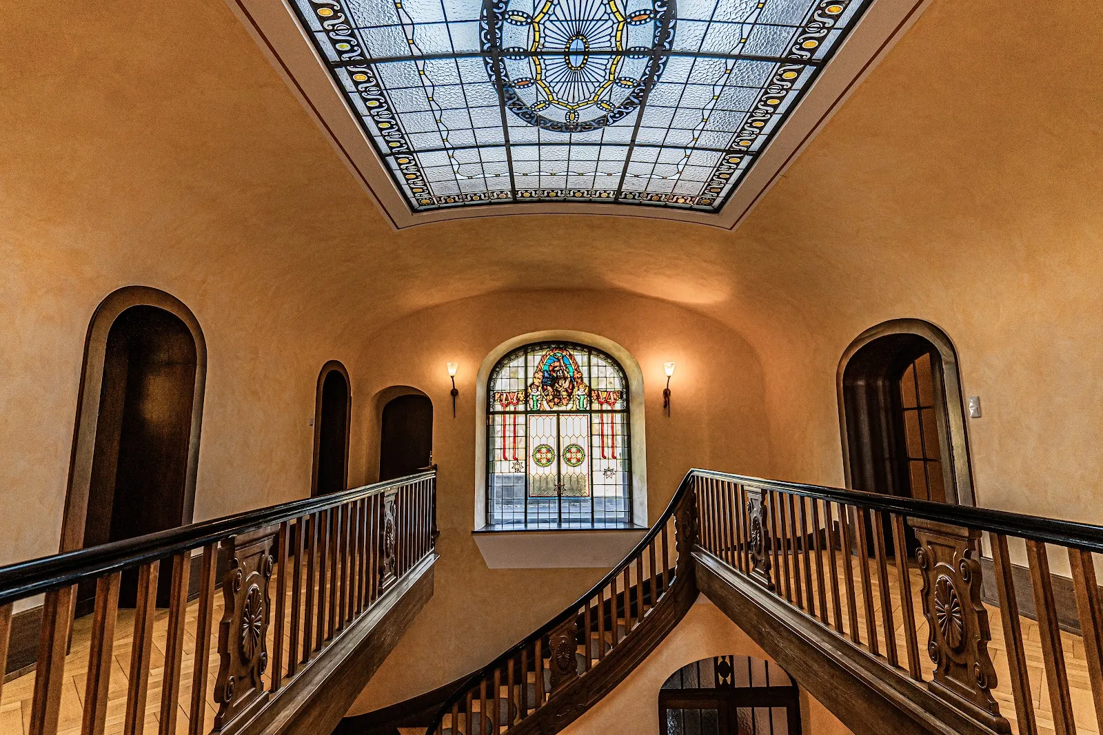 Вид на замок Саарфельс с окружающей местностью