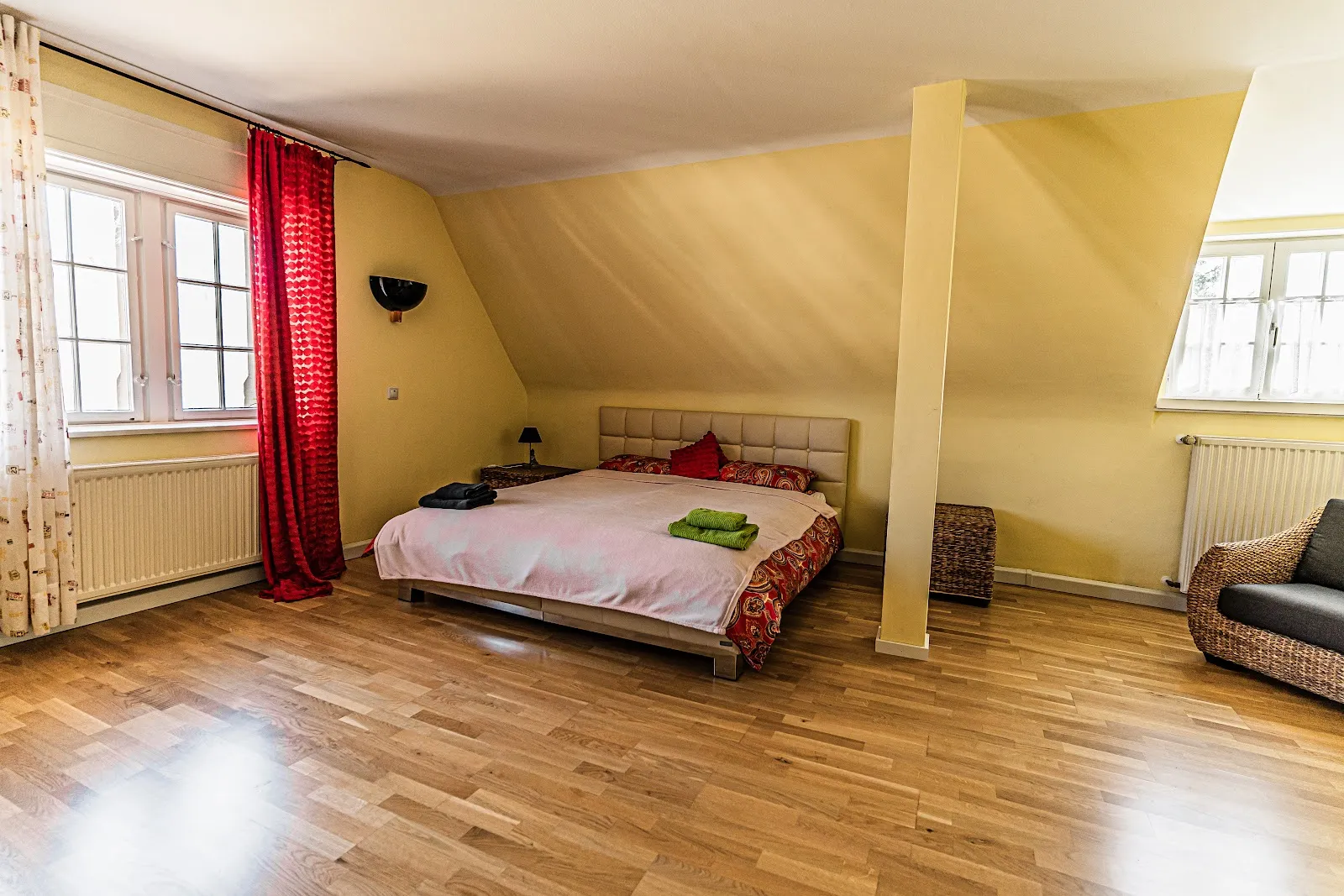 Вид на замок Саарфельс с окружающей местностью