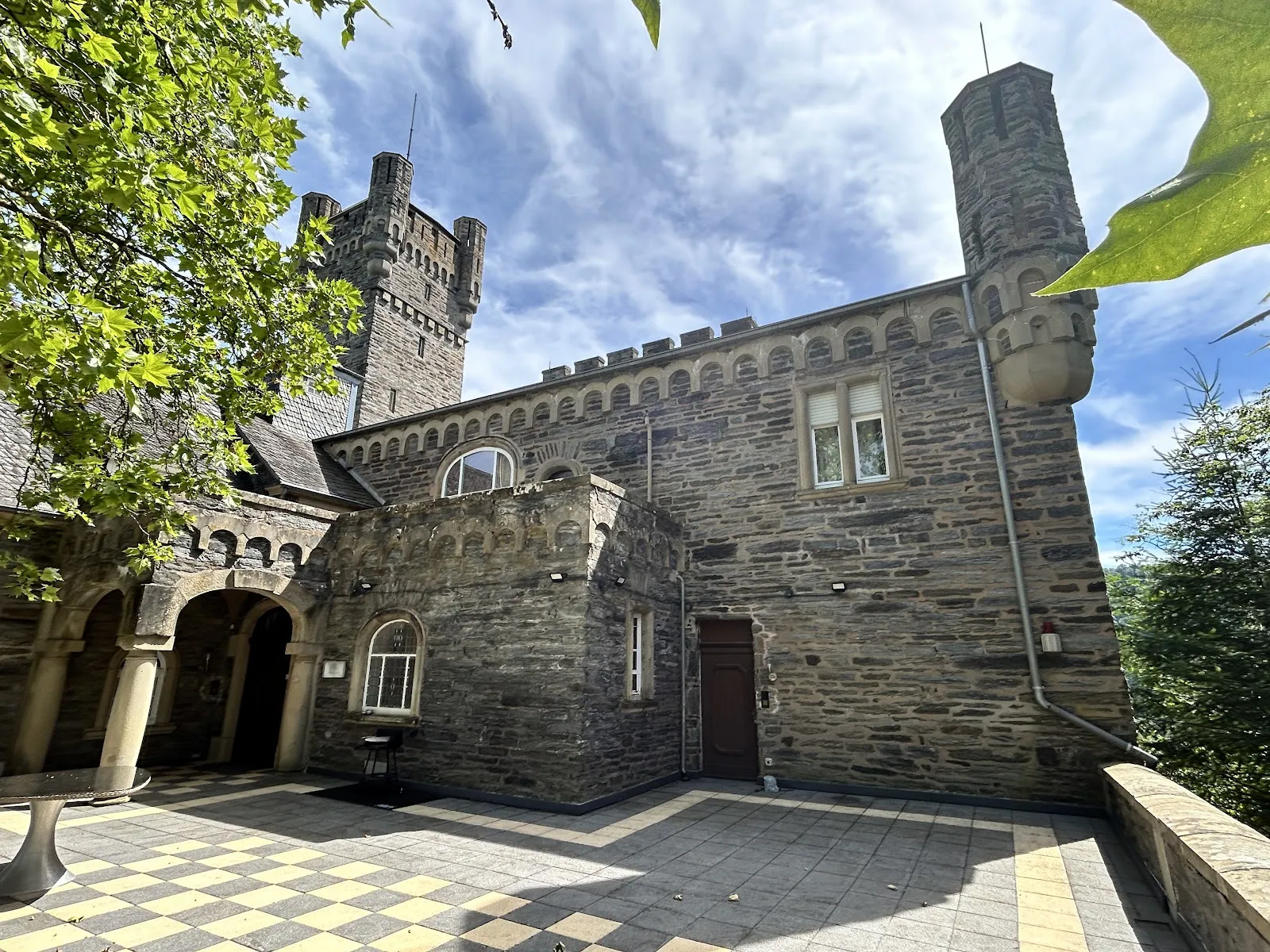 Вид на замок Саарфельс с окружающей местностью