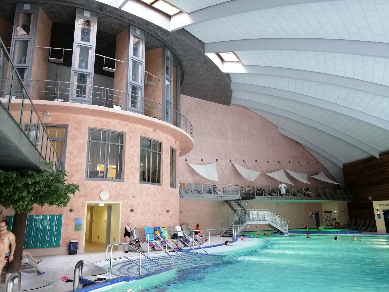 Термальный комплекс Штайнтерме Бад Бельциг с бассейнами и зонами отдыха