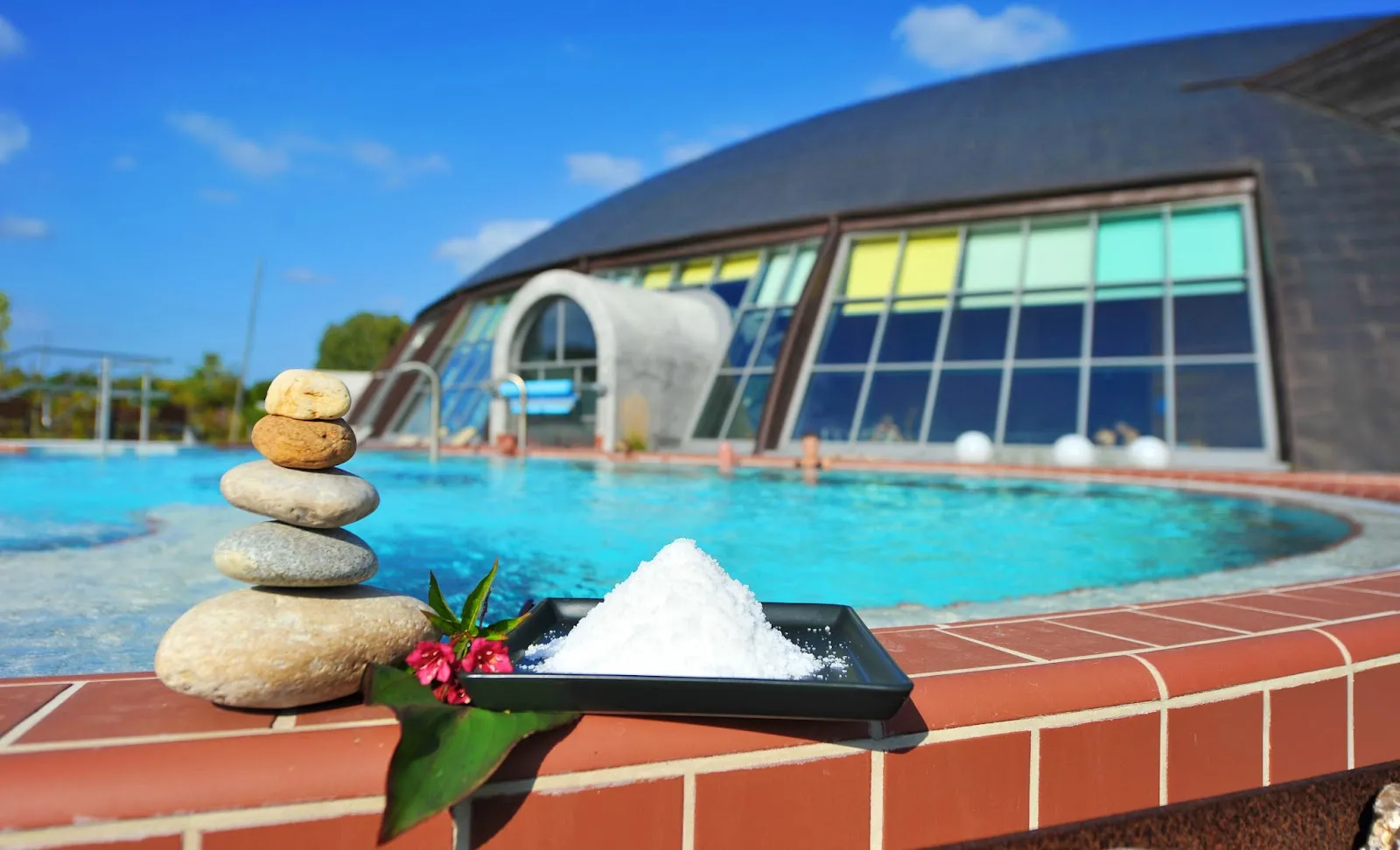 Термальный комплекс Штайнтерме Бад Бельциг с бассейнами и зонами отдыха