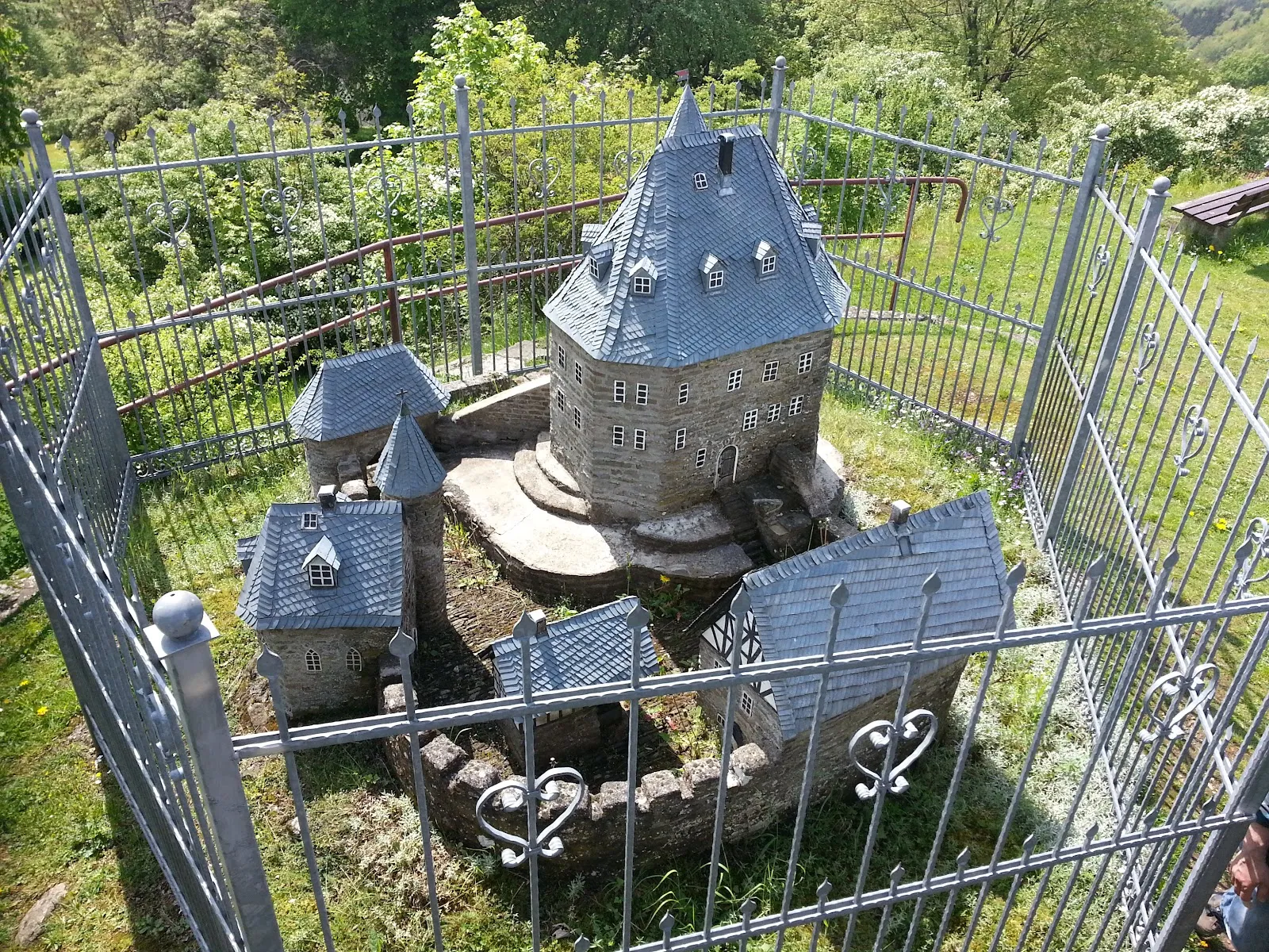 Вид на замок Трингенштайн с окружающей местностью