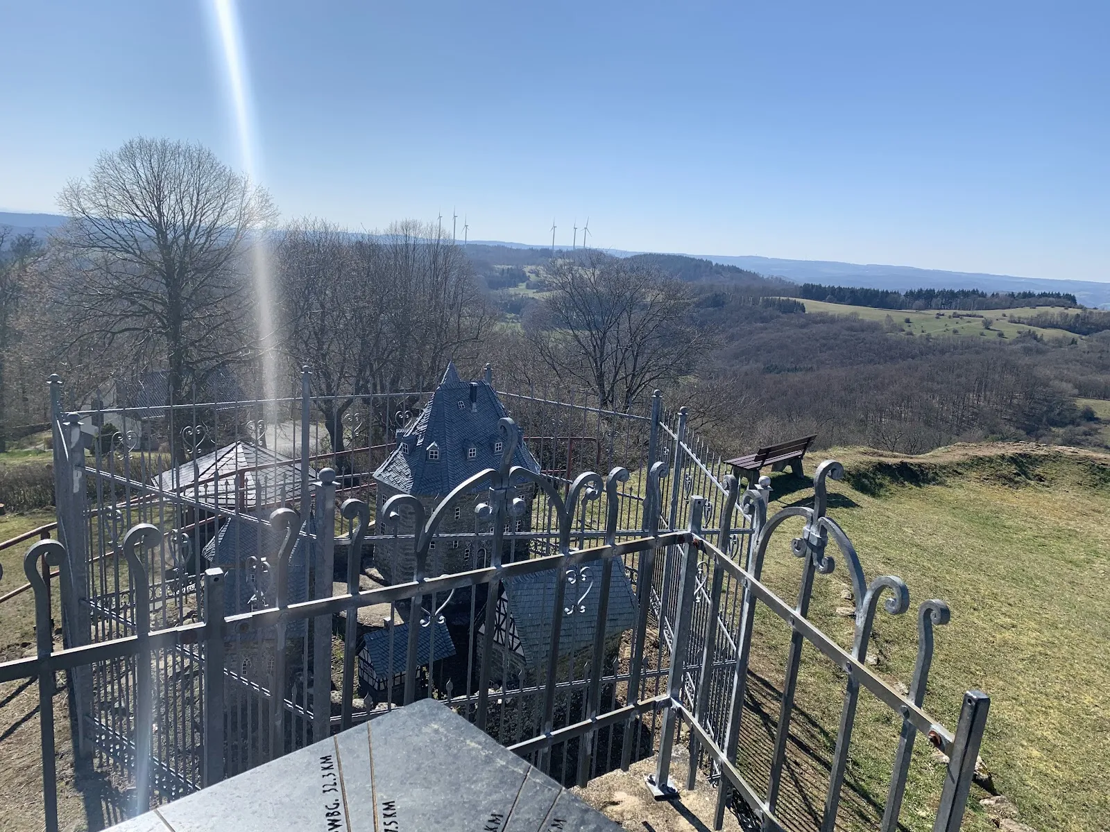 Вид на замок Трингенштайн с окружающей местностью