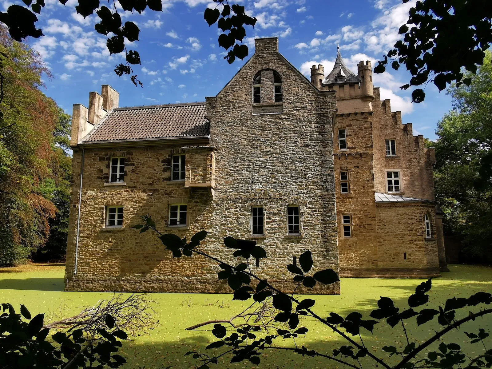 Вид на Замок Вердринген с его историческими стенами и башнями