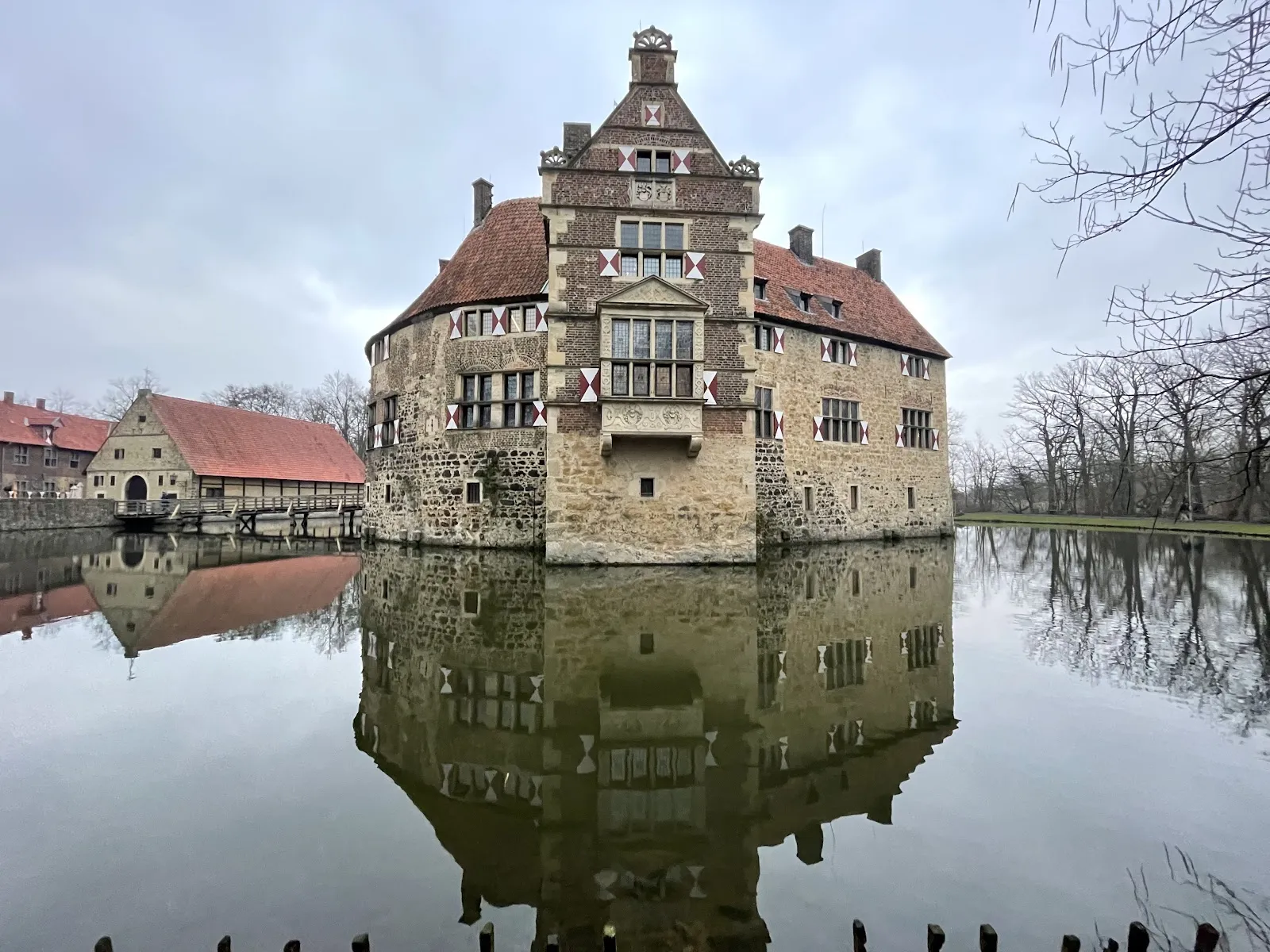 Вид на Замок Вишеринг в Германии