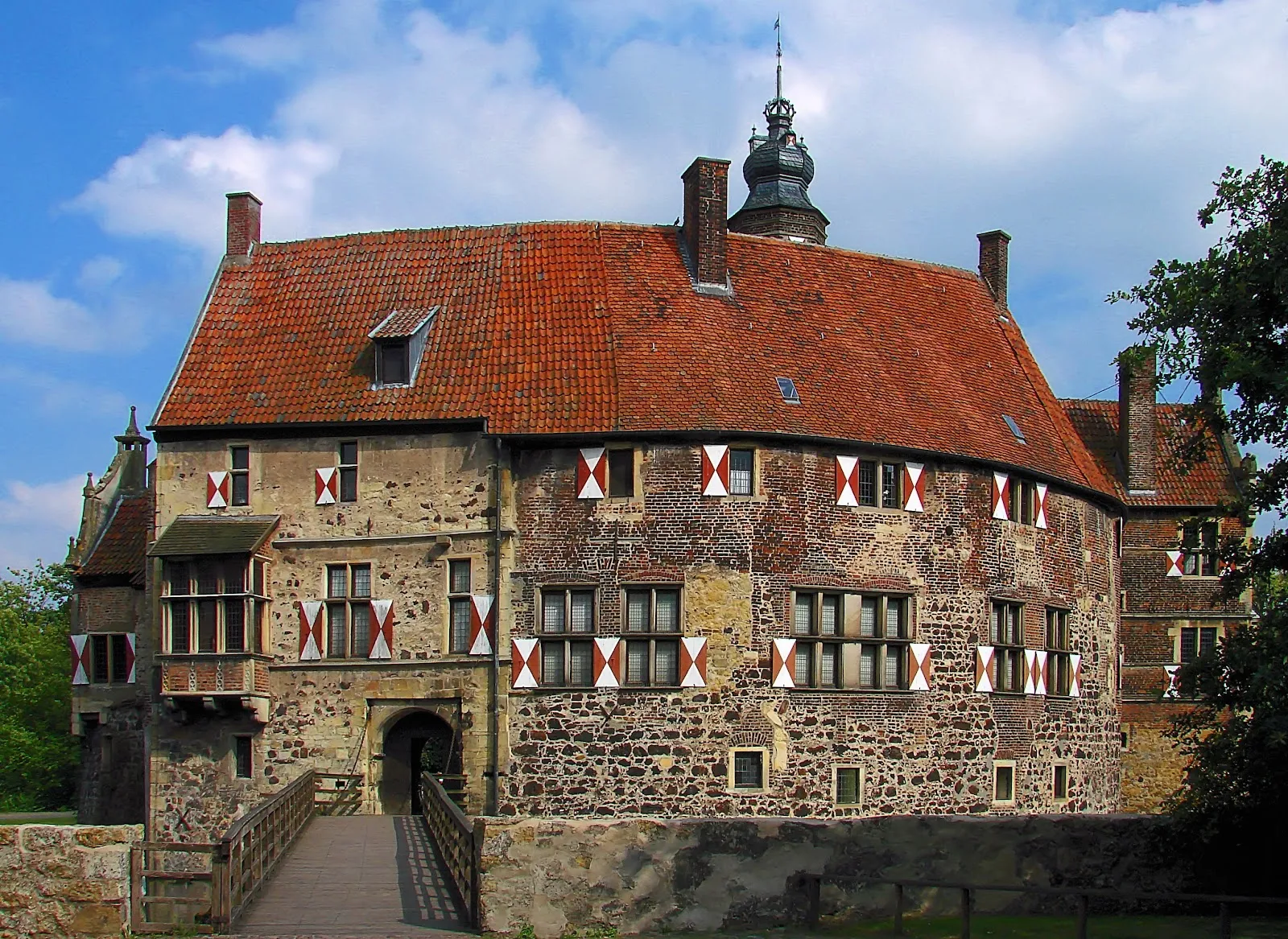 Вид на Замок Вишеринг в Германии