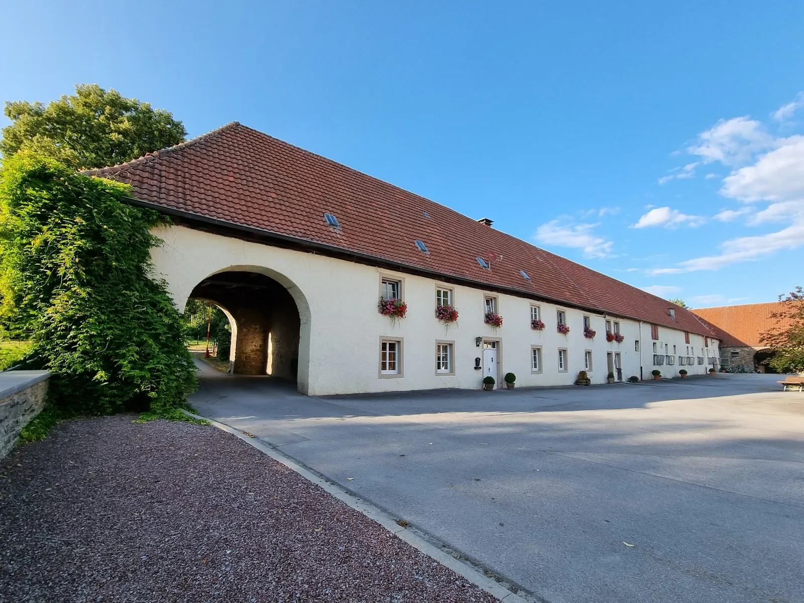 Вид на замок Воклюм с окружающей территорией