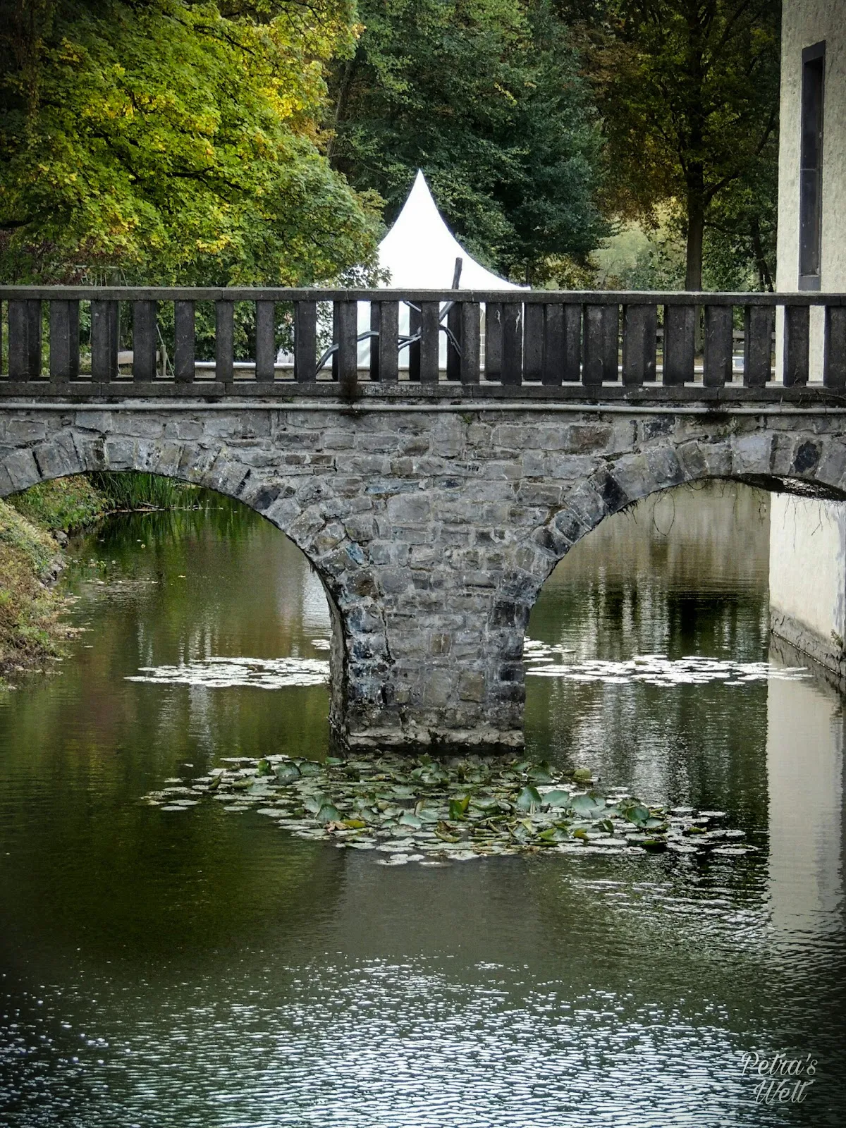 Вид на замок Воклюм с окружающей территорией