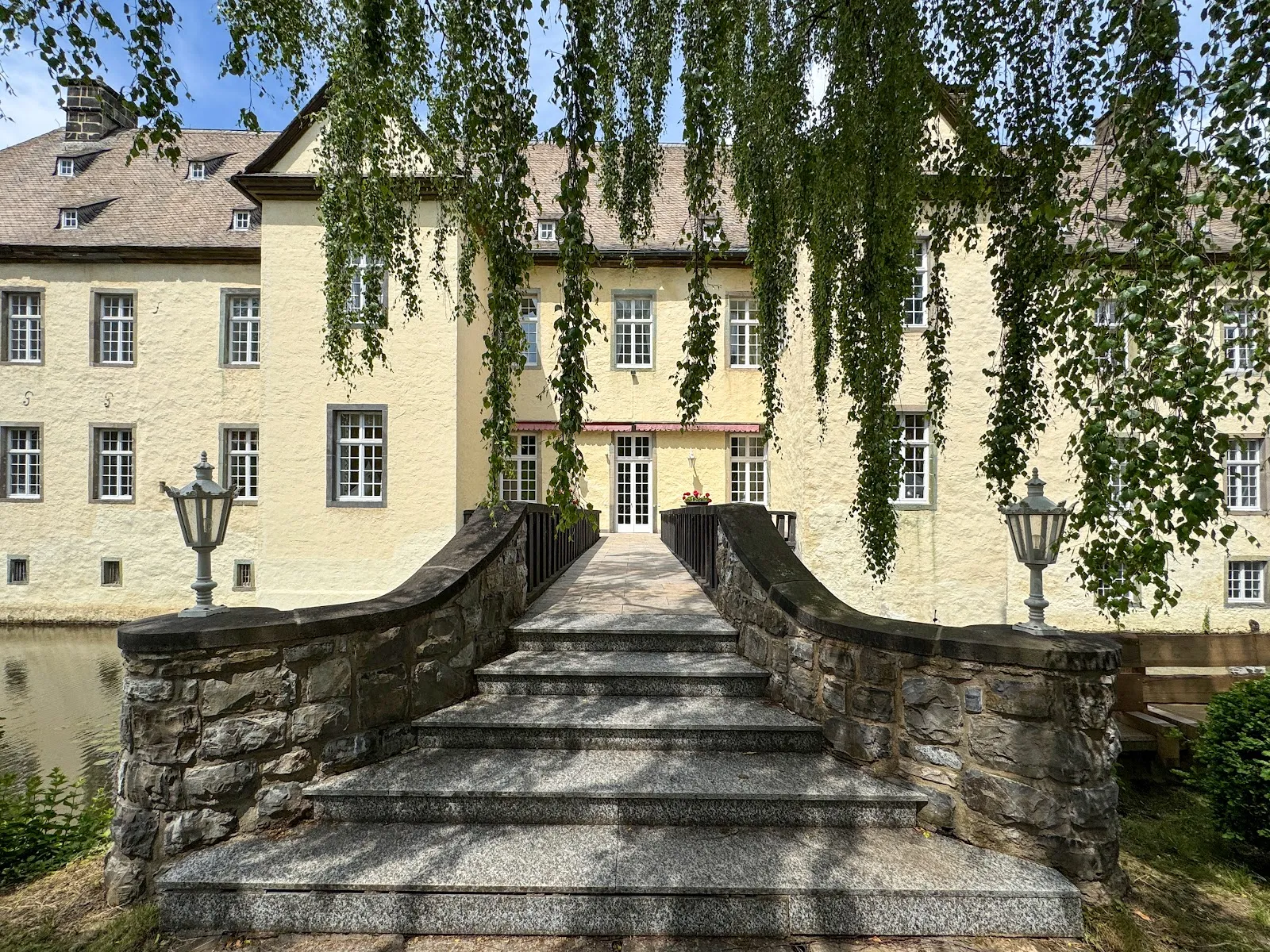 Вид на замок Воклюм с окружающей территорией