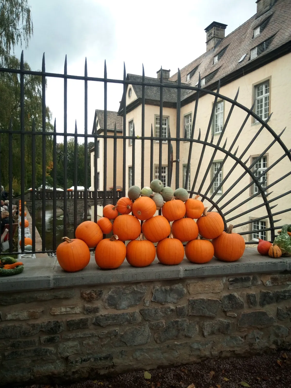 Вид на замок Воклюм с окружающей территорией