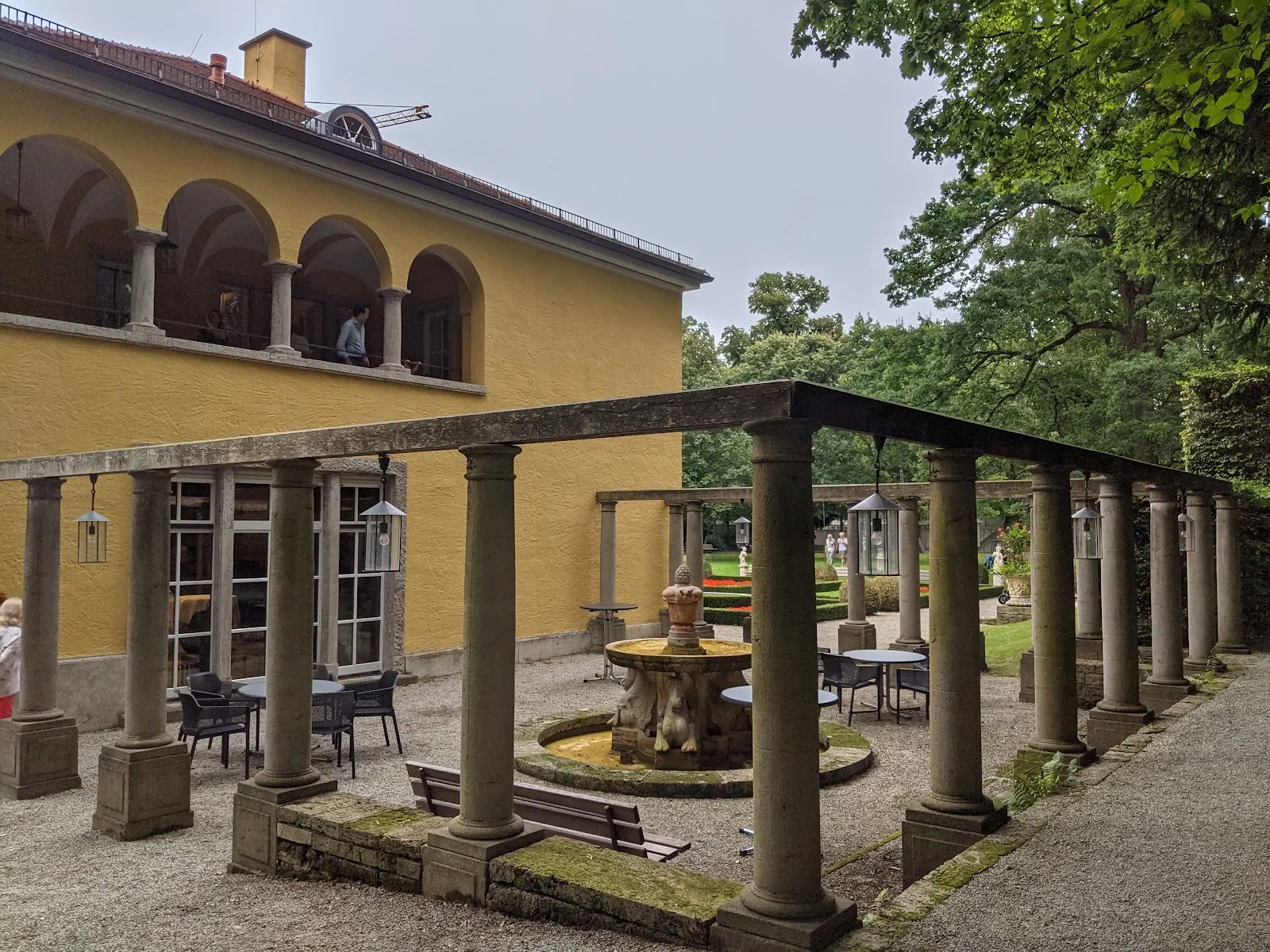 Внешний вид замка Зурен в Мюнхене