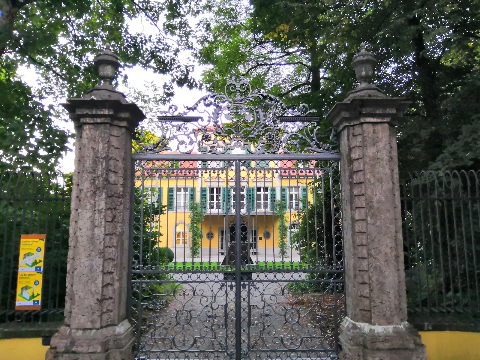 Внешний вид замка Зурен в Мюнхене