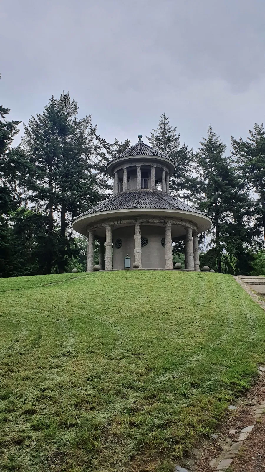 Природный пейзаж Заповедника Ам Штадтвальдзе с озером и зеленью