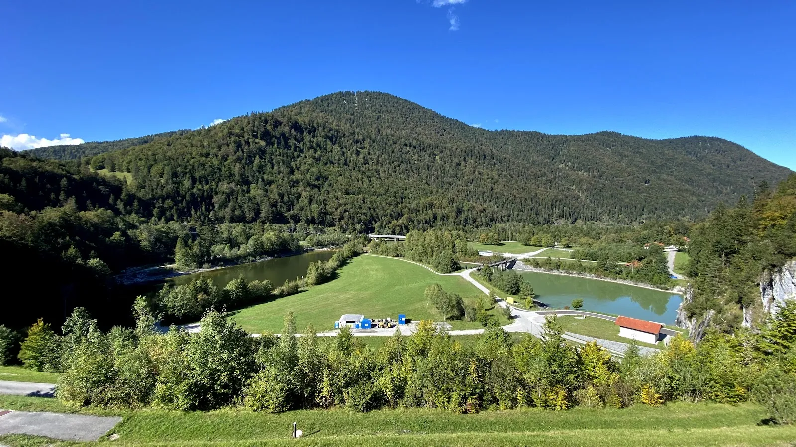 Вид на озеро Зильвенштайнзее с плотиной и горами на заднем плане