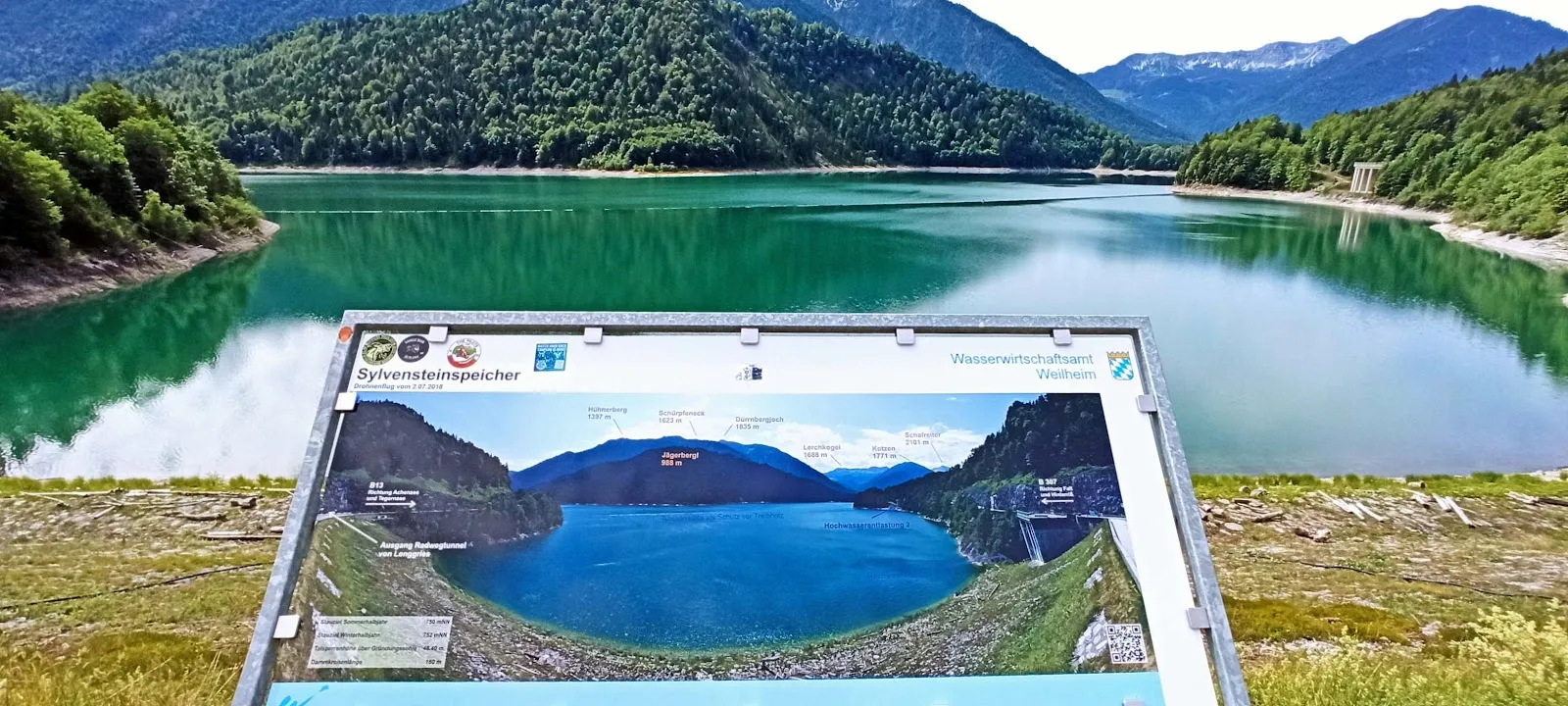 Вид на озеро Зильвенштайнзее с плотиной и горами на заднем плане