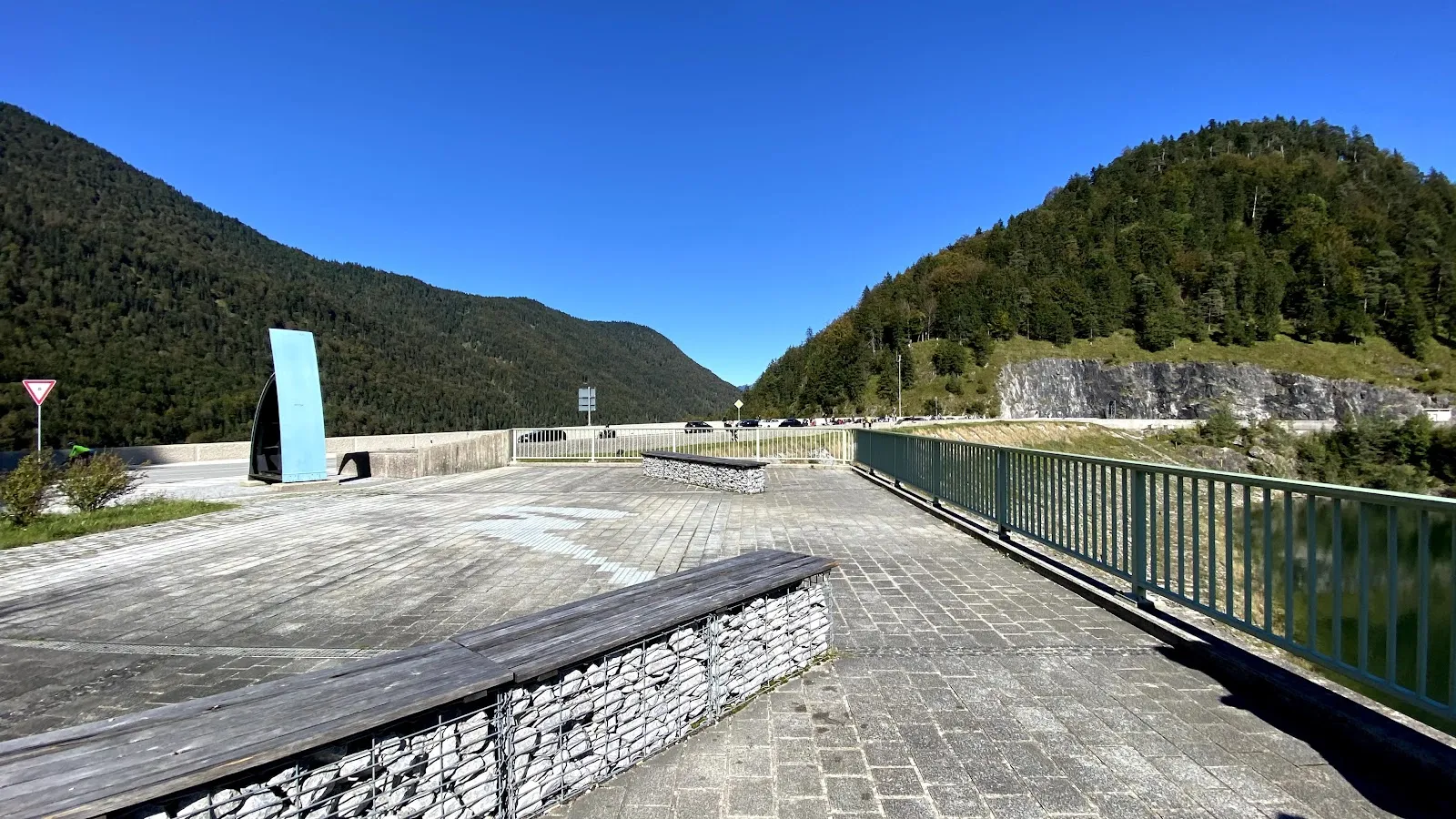 Вид на озеро Зильвенштайнзее с плотиной и горами на заднем плане