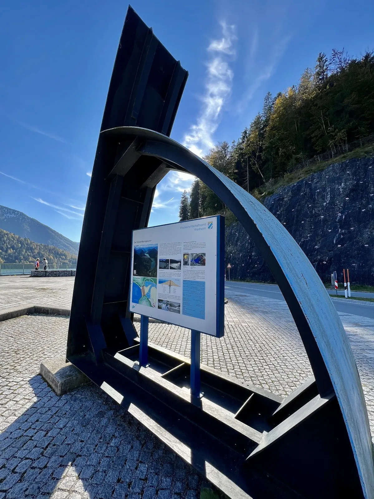 Вид на озеро Зильвенштайнзее с плотиной и горами на заднем плане