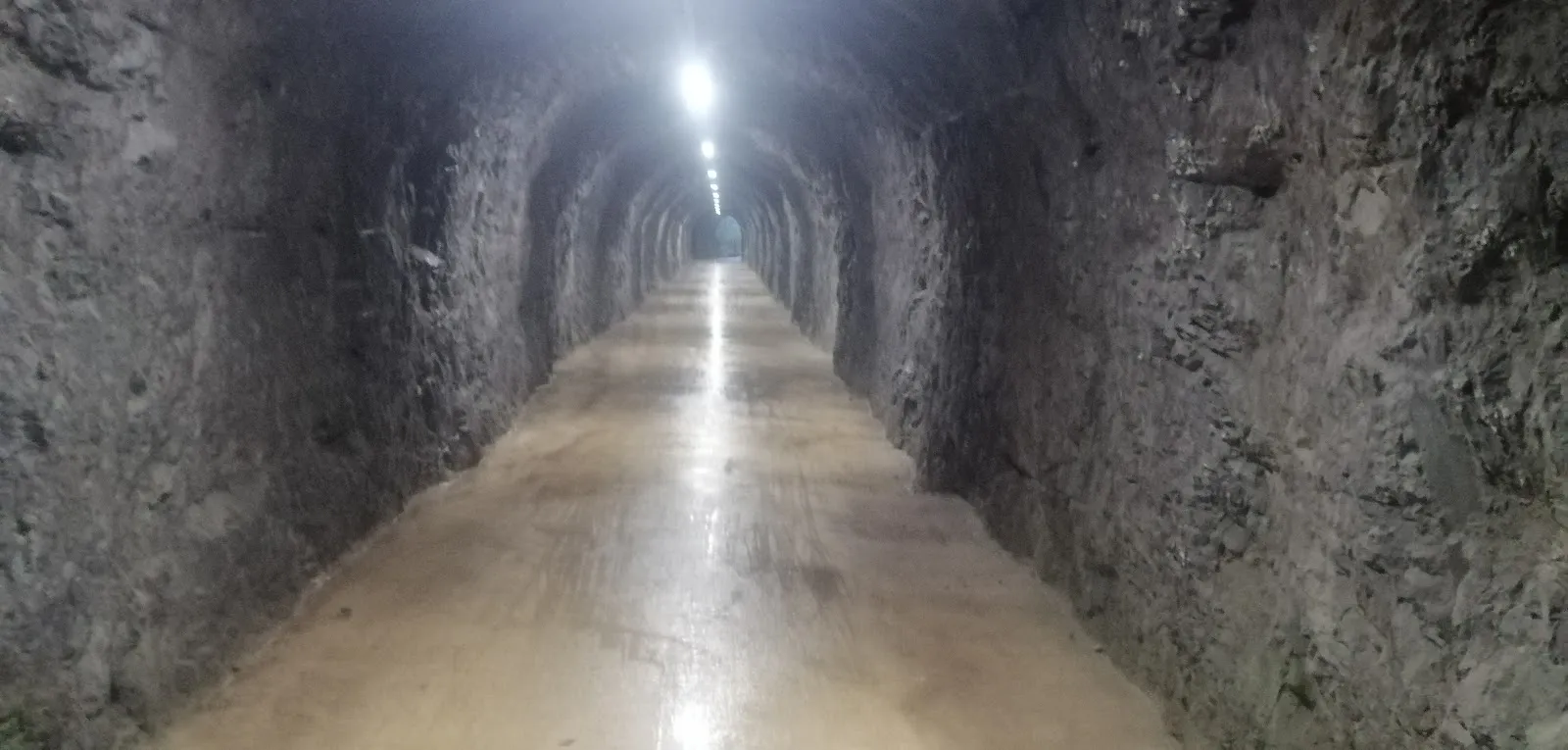 Вид на озеро Зильвенштайнзее с плотиной и горами на заднем плане