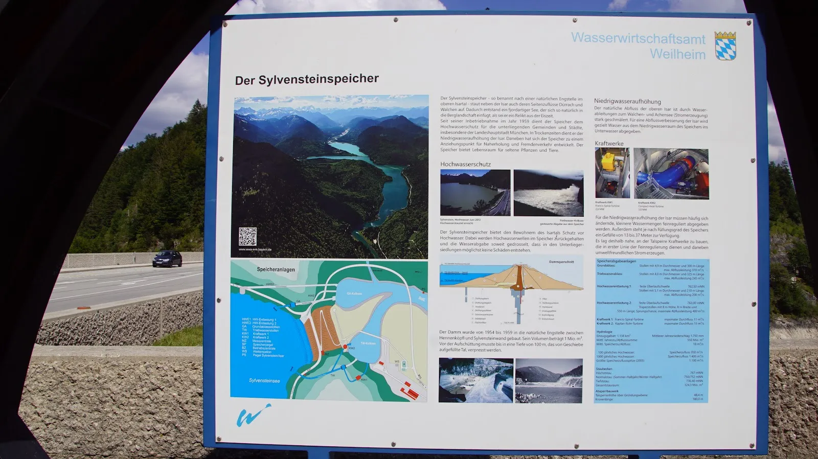 Вид на озеро Зильвенштайнзее с плотиной и горами на заднем плане