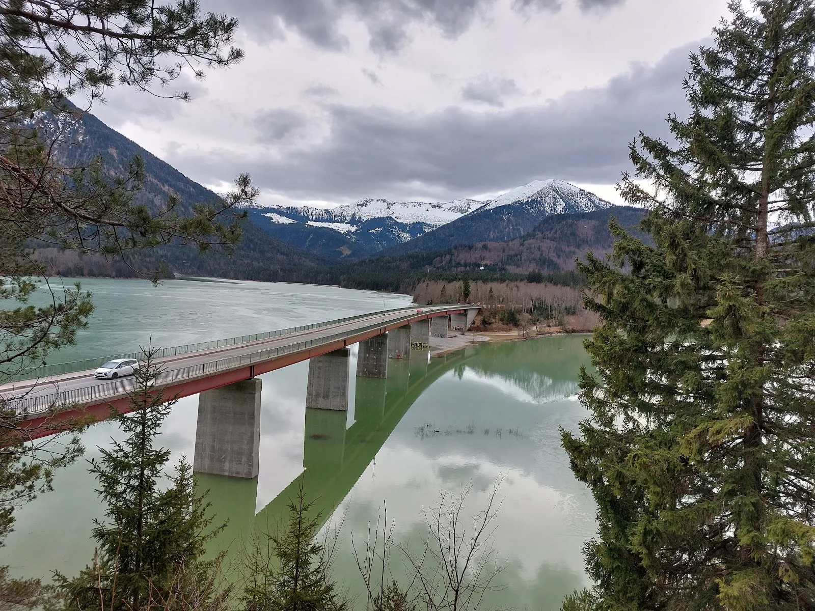 Вид на озеро Зильвенштайнзее с плотиной и горами на заднем плане