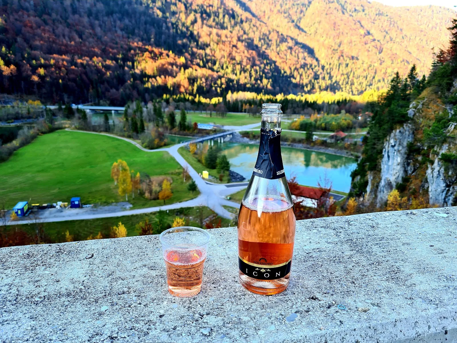 Вид на озеро Зильвенштайнзее с плотиной и горами на заднем плане