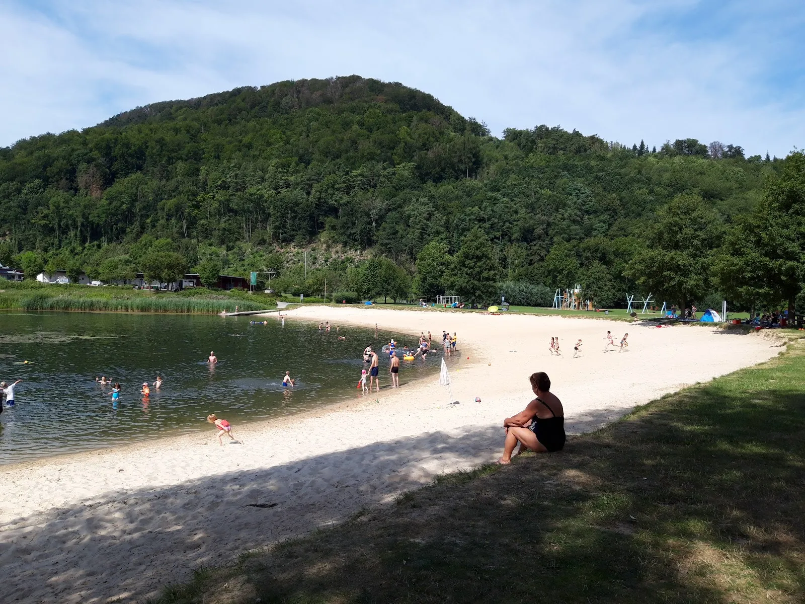 Зона отдыха Хёкстер-Годельхайм с пляжем и зеленью