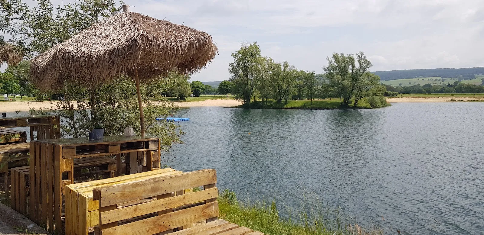 Зона отдыха Хёкстер-Годельхайм с пляжем и зеленью