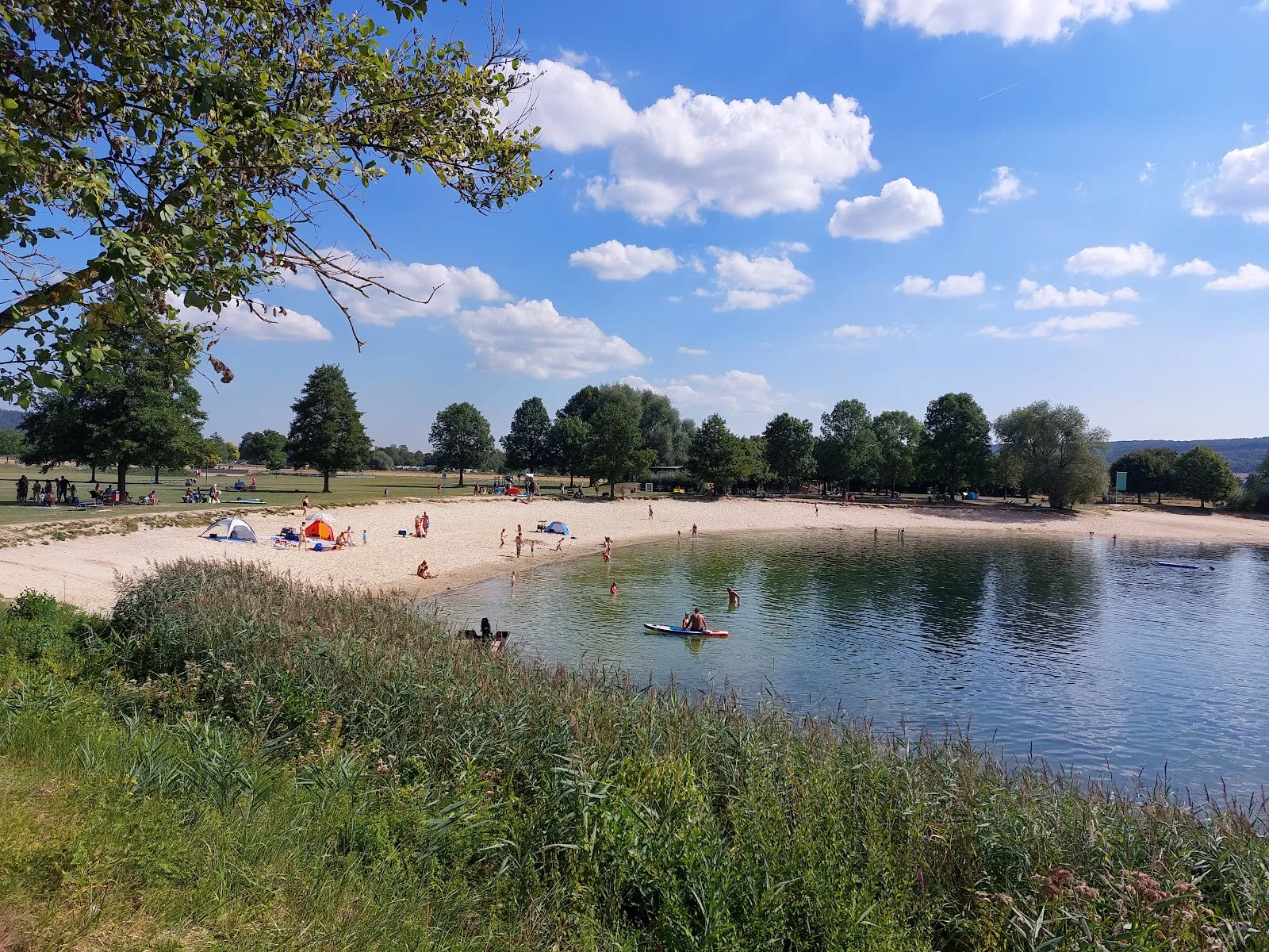 Зона отдыха Хёкстер-Годельхайм с пляжем и зеленью