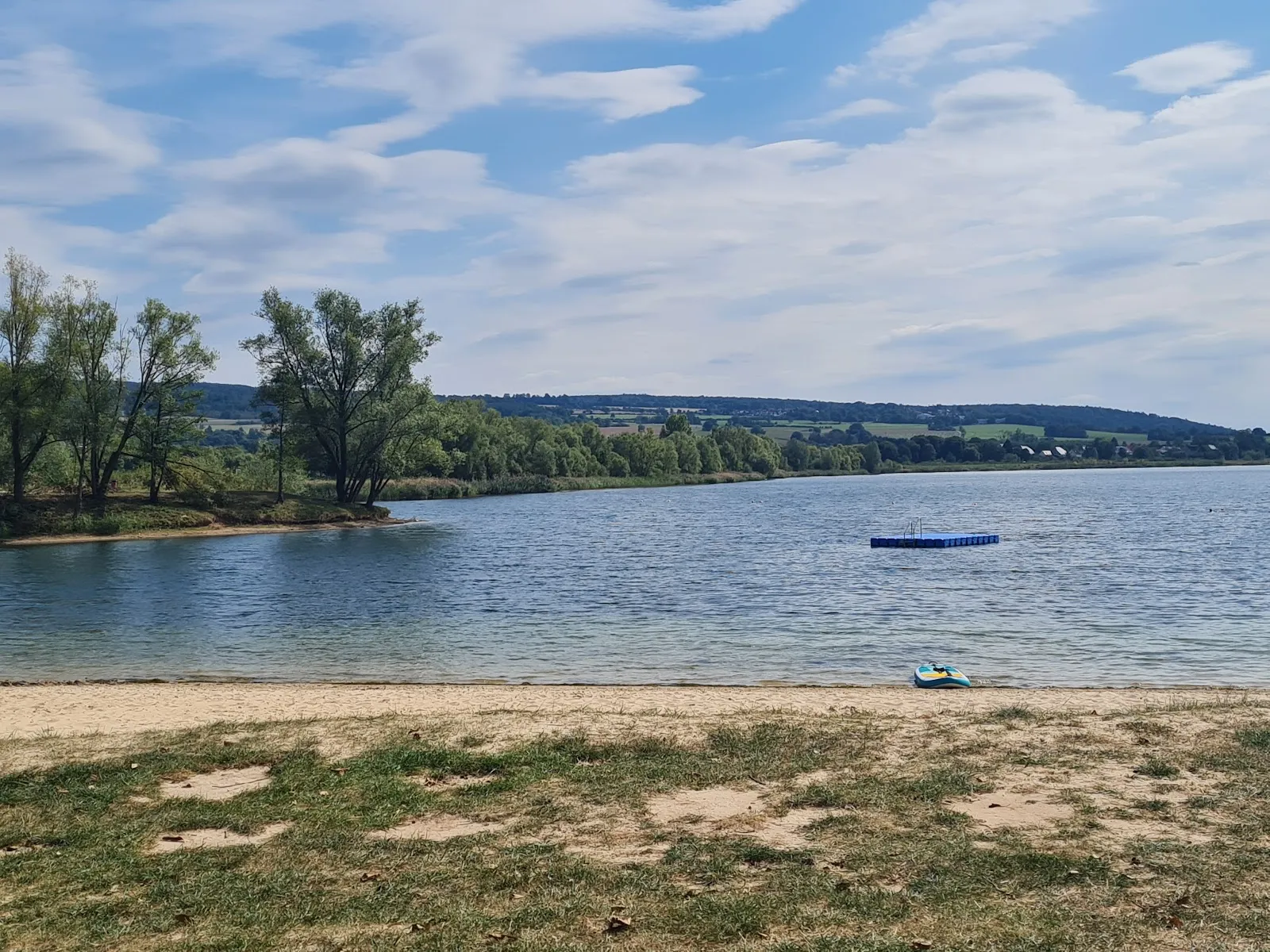 Зона отдыха Хёкстер-Годельхайм с пляжем и зеленью