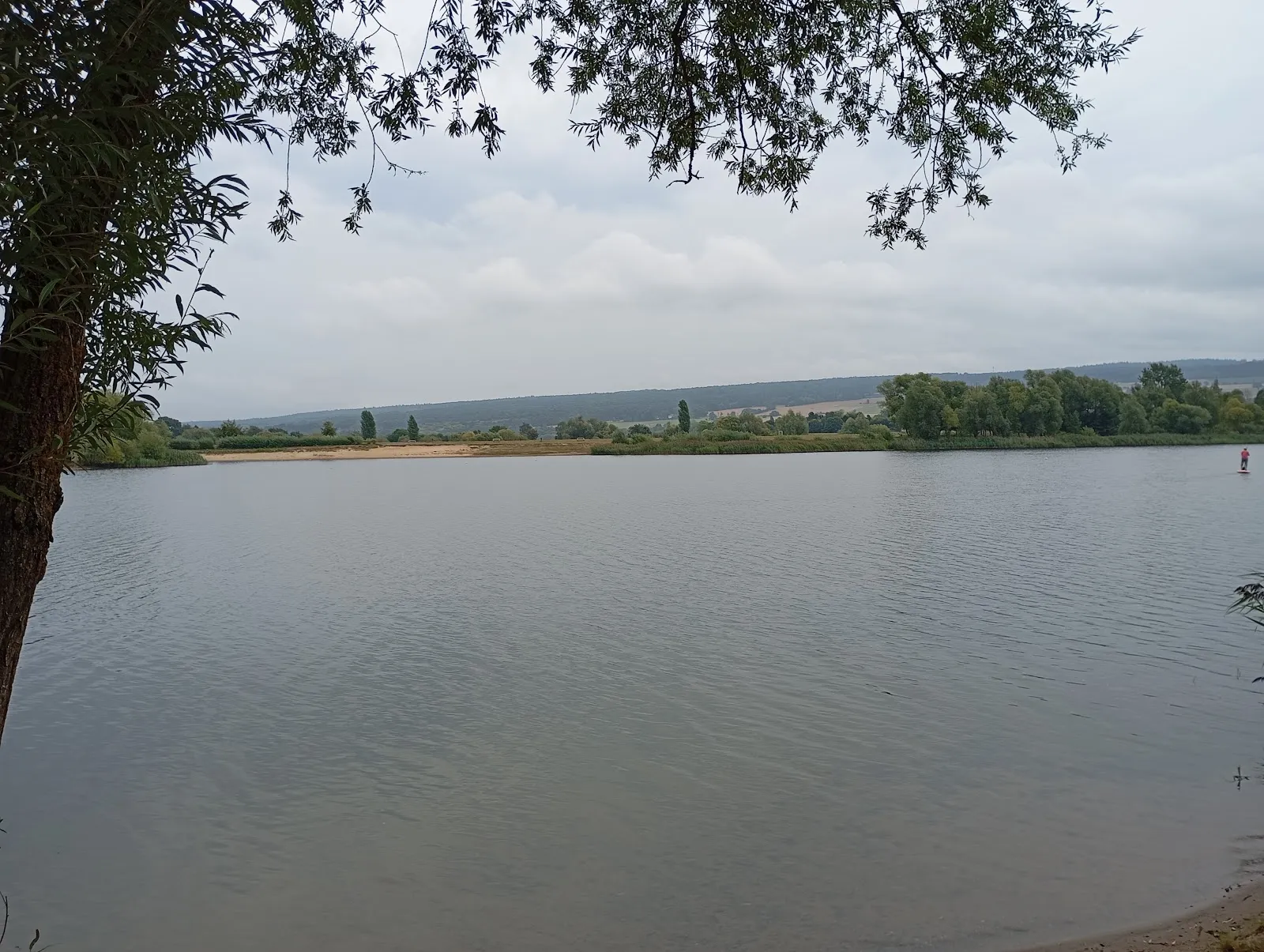 Зона отдыха Хёкстер-Годельхайм с пляжем и зеленью