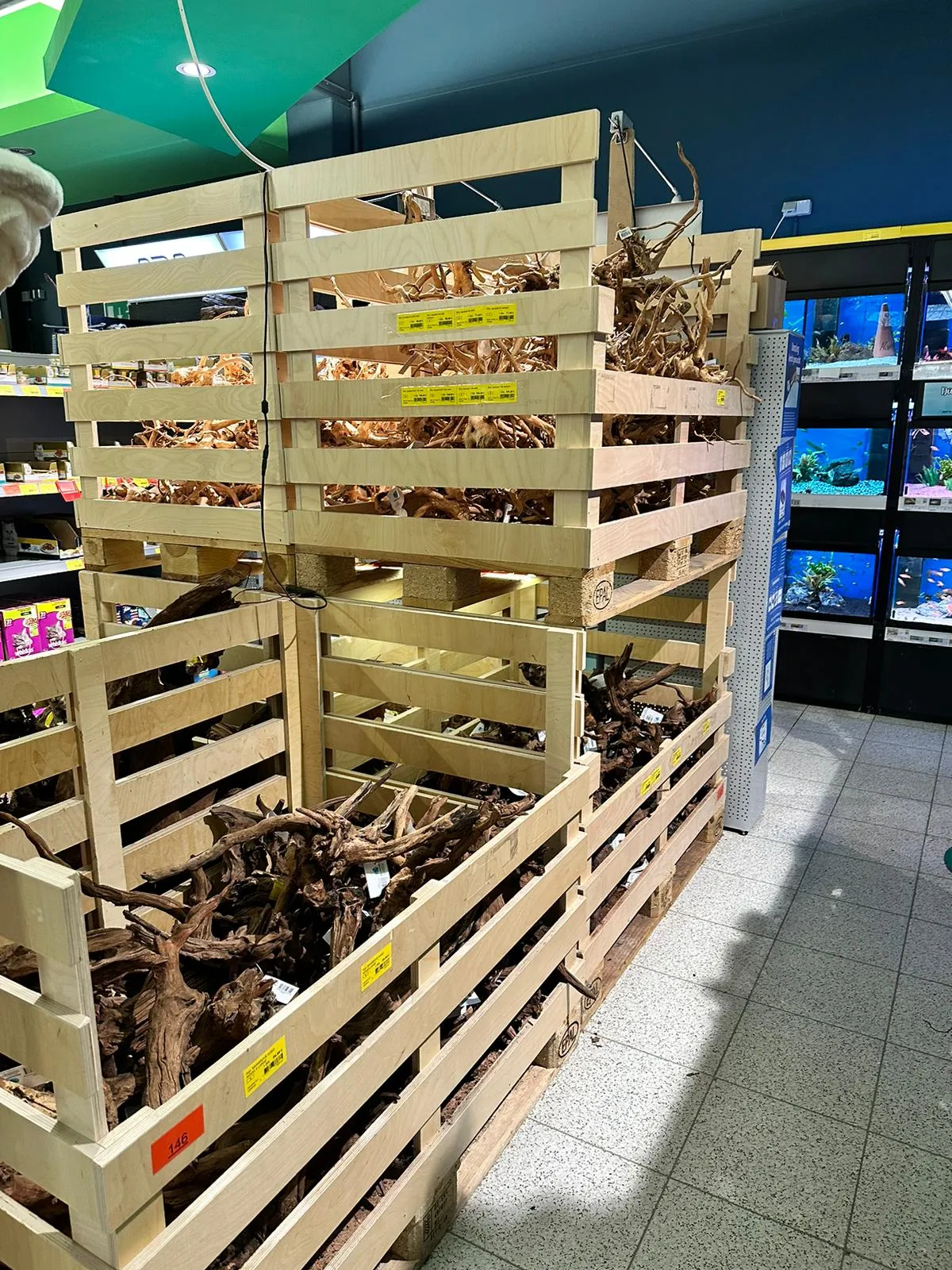 Зоомагазин Зоокауф Ганновер с аквариумами и рыбками