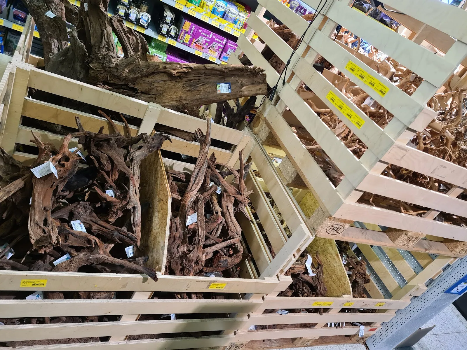 Зоомагазин Зоокауф Ганновер с аквариумами и рыбками