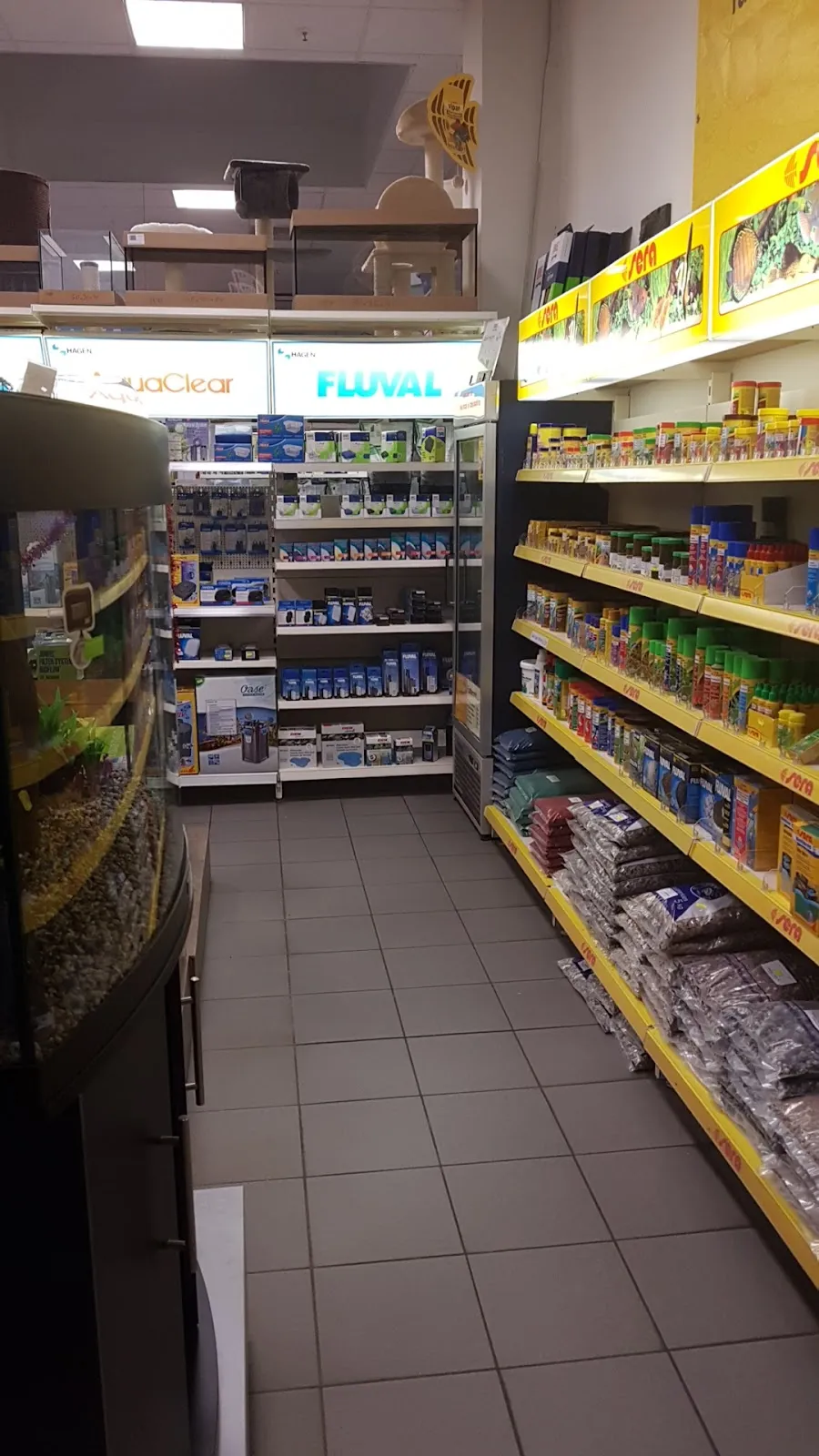 Витрина зоомагазина В. Швекунеке с товарами для животных