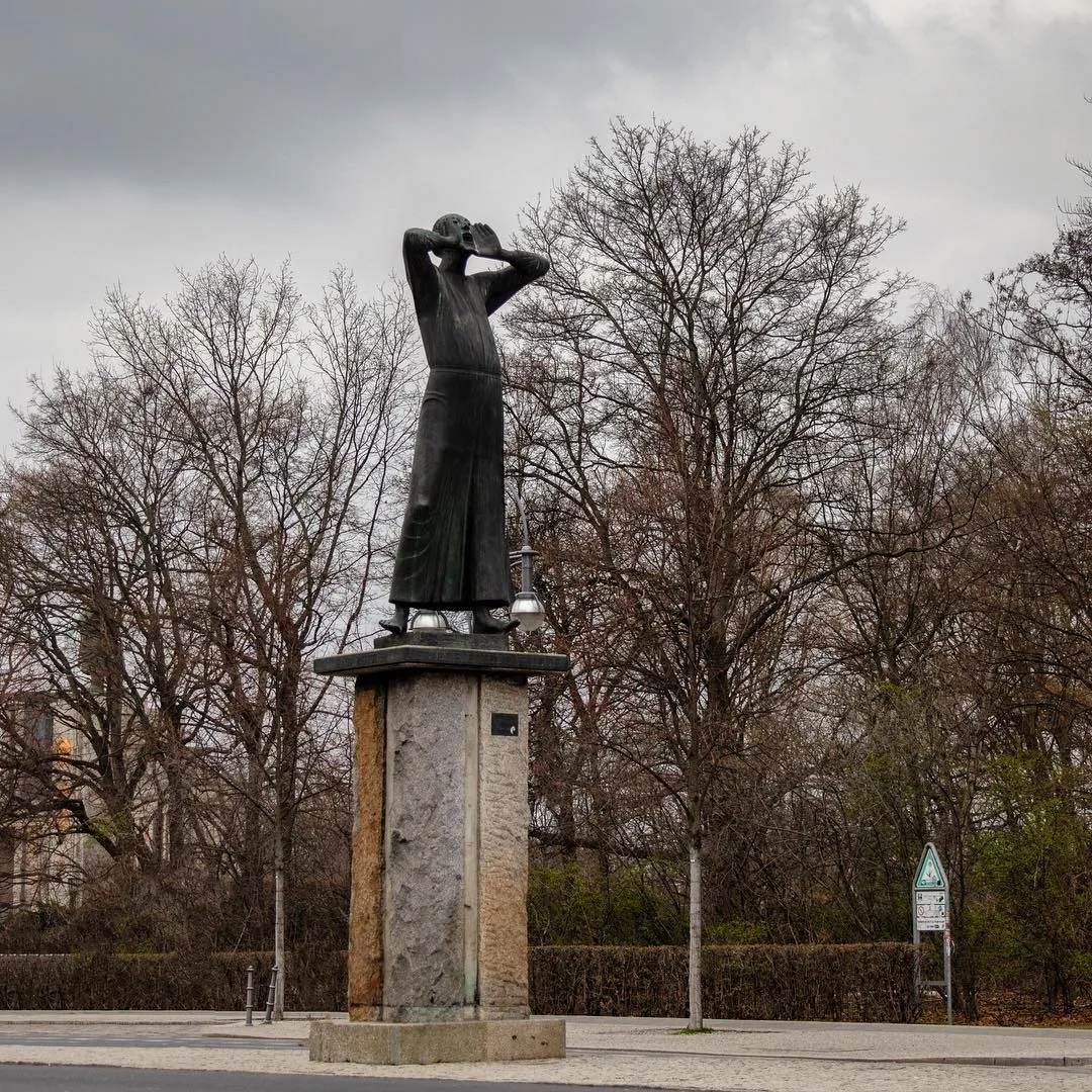 Монументальный памятник «Зов Бронзы» в Берлине, Германия.