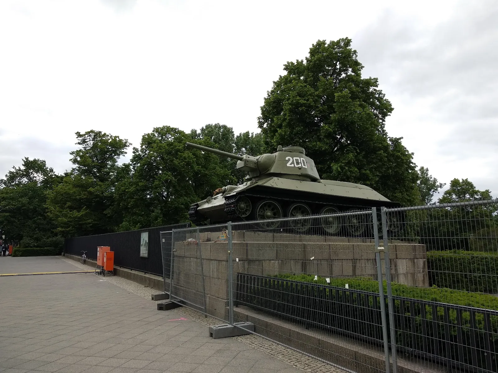 Монументальный памятник «Зов Бронзы» в Берлине, Германия.